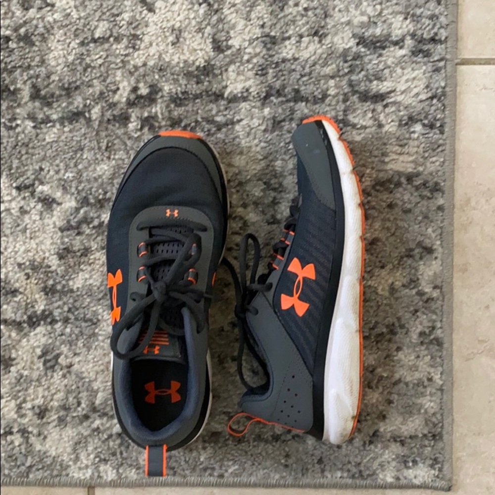 Under Armour size 7 men’s sneaker
